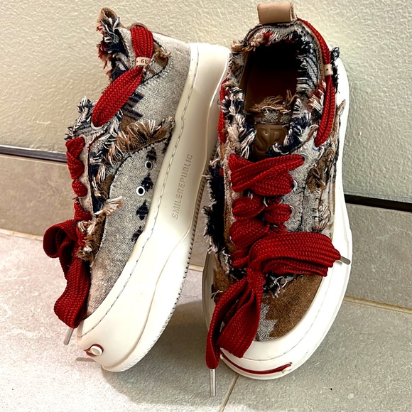 New without tags. Gifted to me, never worn before. Size 39 in Asian footwear. - Picture 5 of 5